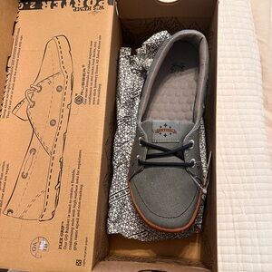 Astral Hemp Porter shoes new in box. Size 6.